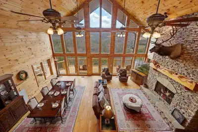 Image de Spacious Cabin | 4 King suites | Sleeps 14 |  Hot tub  |  Views