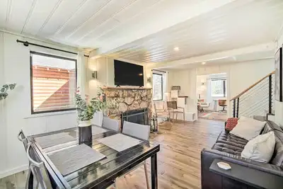 Image de < 1 Mi to Big Bear Lake: Cabin w/ Hot Tub