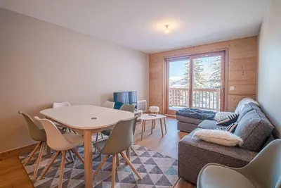 Image de 3ème étage, vue montagne, balcon, télévision, casier à ski, 51m², Valmorel