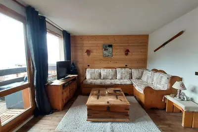 Image de 50m du centre station, 6ème étage, balcon, cheminée ou poêle à bois, télévision, casier à ski, 38m²