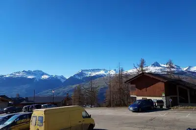 Image de 300m du centre station, 1er étage, vue montagne, balcon, télévision, casier à ski, 45m²