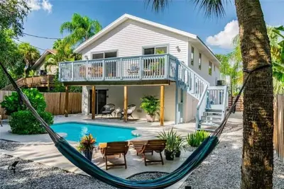 Image de Beautiful 3 bedroom home with pool! 30 day minimum required.