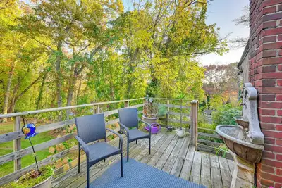 Image de Cozy Dix Hills Apt w\/ Deck ~ 7 Mi to Beach!