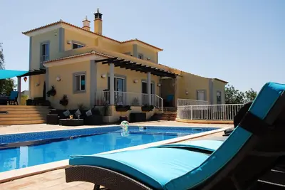 Image de Escape & Unwind in Elegance with Large Private Pool & Amazing Views (Free Wi-Fi)