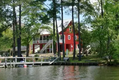 Image de Lake Marion's Big Red House. W\/ Dock and Kayaks. Pet Friendly please read policy