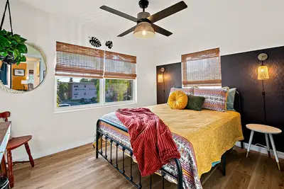 Image de Boutique style Apt/Walk to Beach/Pet friendly