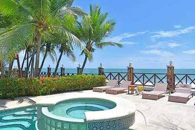 Image de ★Lovely Beachfront House With Pool-Coronado★