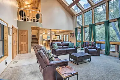 Image de Spacious Pine Mountain Club Cabin w/ Fire Pit