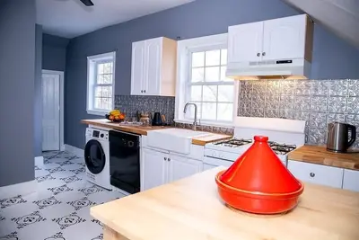 Image de ✨Lovely 2 bedroom near State House✨w\/Off-St Parking