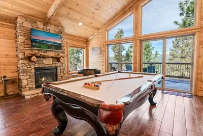 Image de Views\/Spa\/Games\/Bar\/Theater\/Piano-Big Bucks Lodge
