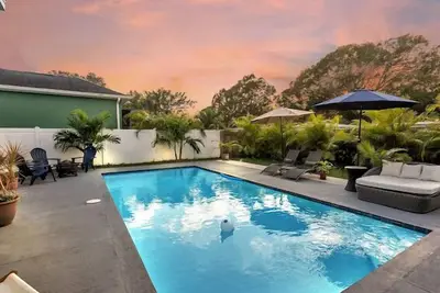 Image de New Luxury pool home w/hot tub, King bed, close to beach, firepit