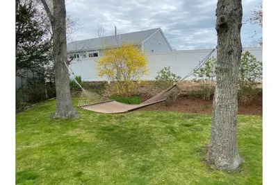 Image de Feet in sand, then return to yard, hammock, deck, outdoor shower, bbq, fire pit!