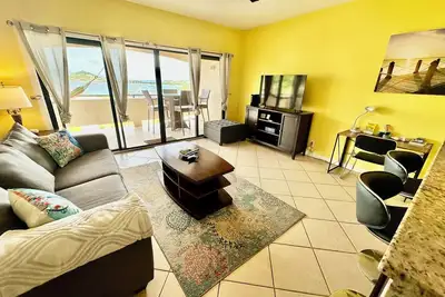 Image de Amazing View: 1 Bed/1 Bath Villa on Red Hook strip