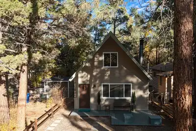 Image de Cabin in Big Bear with Wood Burning Fireplace