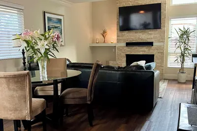 Image de Beach house, Back Yard, Pet Friendly, East side Costa Mesa, Ev Charger