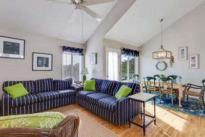 Charming Corolla Townhome w/ Pool & Tennis