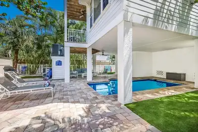 Image de Beachology: 1 Block to Bean Point Beach, Pool, Game Room by Anna Maria Life Vacation Rentals