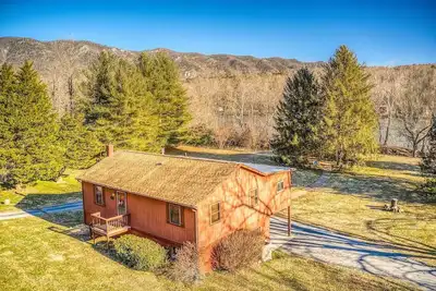 Image de Riverfront property - kayaks, hot tub, fire pit!