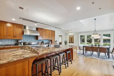 Image de Upper Hollow Road: 4 br, fireplace, firepit, summer pool, a/c!