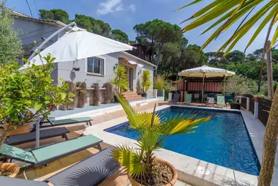 Club Villamar - Découvrez la sérénité d'une villa paisible avec piscine privée, à seulement 7 km. . .