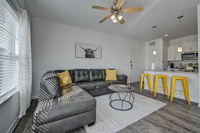 Image de PrimRose Retreat in Orange Pk Nr. Nas Jax& Entmt.