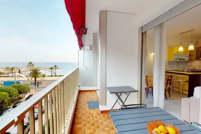 Image de Grand 2 pièces climatisé avec terrasse et garage privé près de la mer