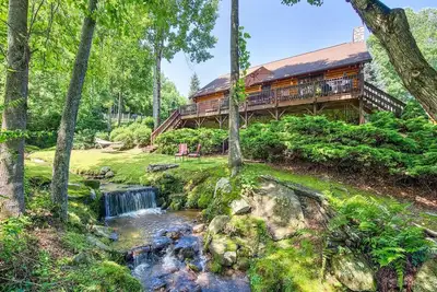 Image de A Cozy Creek Cabin - Creekside 3 Br, 3 Ba, Hot Tub