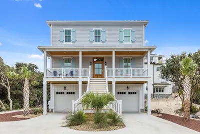 Image de Oceanside Home with Elevator in Atlantic Beach, Nc! (Once Upon a Tide)