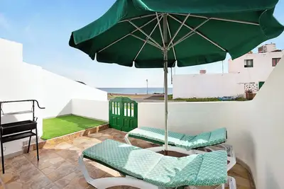 Image de Maison de vacances \"Mar de Lava Sunrise Fuerteventura\" avec vue sur mer, terrasse et Wi-Fi