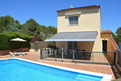 Maison de vacances \"Villa De Ensueño\" avec vue sur les montagnes, piscine et 2 balcons.