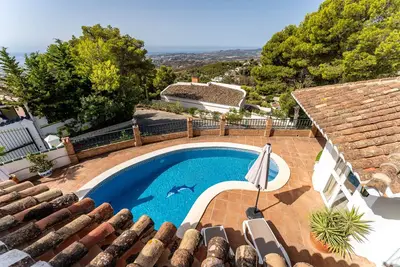 Image de \"Villa avec piscine privée\" avec vue sur la mer, terrasse privée et Wi-Fi.