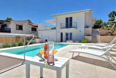 \"Villa Taliala\" avec vue sur la mer, terrasse privée et piscine privée.