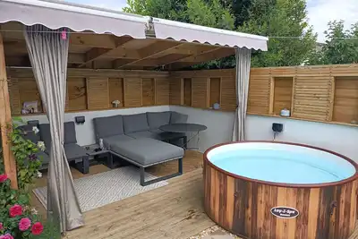 Image de Brand new, with hottub, outdoor wood burner in leisure room and treatments.