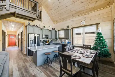 Image de New 3 Br next to creek, with $600 free amenity tickets per day