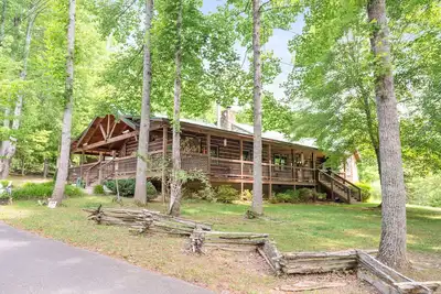 Image de 3br/3ba Cabin Tucked in a wooded park-like setting