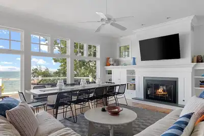 Image de Juniper Presents: Breathtaking Home on Lake Mi, Priv Beach, Fab Views InsIde+Out