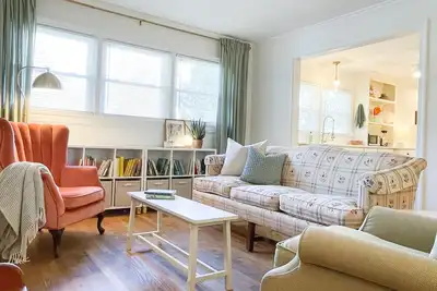 Image de Cheeful Fully Restored Mid Century Cottage near Arboretum in Gso- Pet Friendly