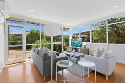 Image de Spacious Coastal 4-Bed Steps from the Sand