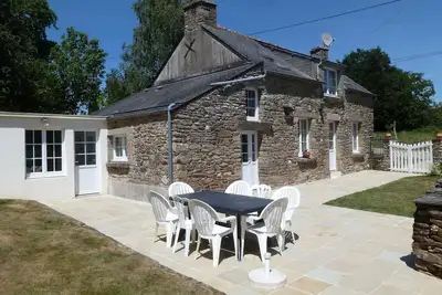 Image de Maison de campagne avec Piscine couverte, près de Rochefort en terre; 2 étoiles.