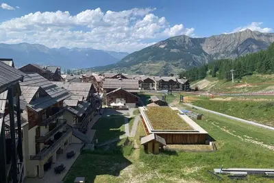 Image de 200m du centre station, 1er étage, vue station, piscine, balcon, télévision, casier à ski, 24m²