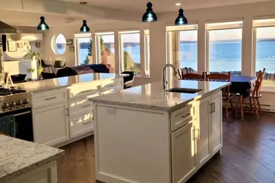 Image de Breakwater. . . Oceanfront Executive Home w/hot tub overlooking Bay of Fundy