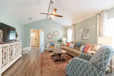 Image de Charming Bungalow- Sleeps 8, Close to Moody Afb/Freedom Park & Pet Friendly!