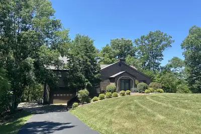 Image de Lake House with Direct Access to Lake