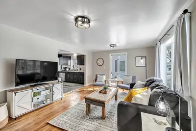 Image de Modern Historic Farmhouse — 1 Mile to Lambeau