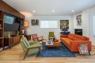 Image de Renovated Mid Century Modern Design Beach Retreat next to Beach