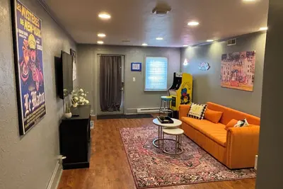 Image de Discover Ohio charm near caverns - 7 min, “Friends” Joey & Chandlers apt