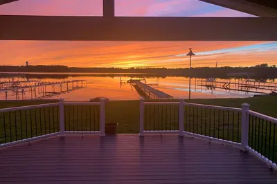 Image de North end lake house walking distance to town amenities!