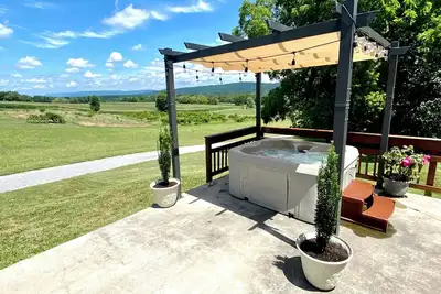 Image de Wine Weekend Getaway: Steps to Winery & Battlefield w\/ Mountain Views & Hot Tub!