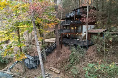 Image de Luxury Cabin w/ Rushing Creek Sound & New Hot Tub