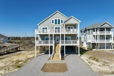 Image de Immaculate 7 bed/7. 5 Bath Oceanfront Home Ntb